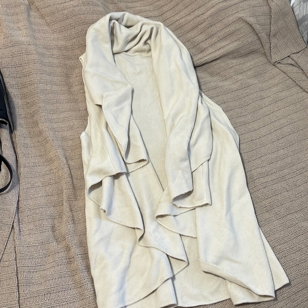 Sleeveless cardigan vest
